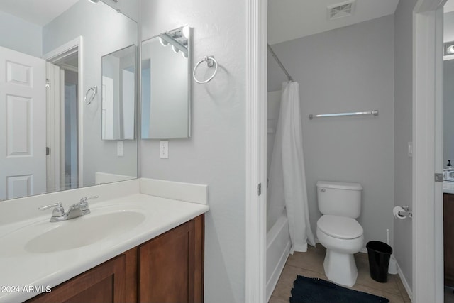 962 W Lindbergh Ave, Coolidge, AZ 85128 - full bathroom featuring toilet, vanity, tile patterned floors, and shower / bath combo with shower curtain