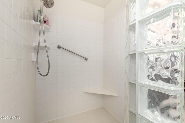 bathroom featuring tiled shower