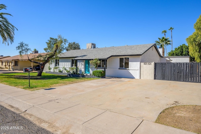 ranch-style house featuring a front yard