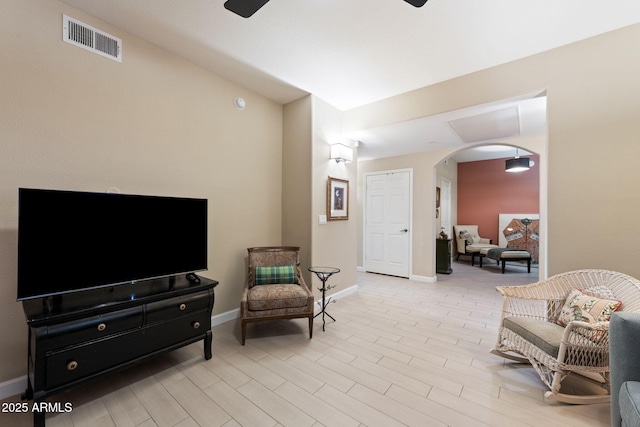 sitting room with ceiling fan