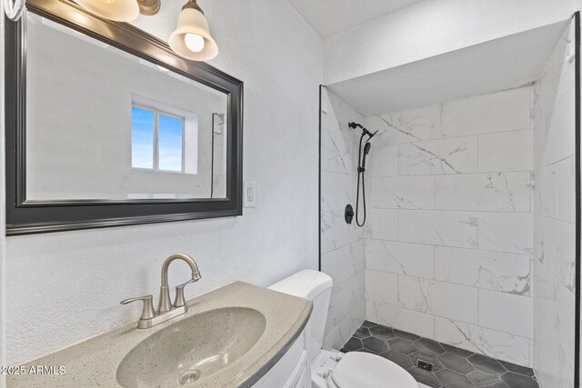 6714 N 26th Dr, Phoenix, AZ 85017 - full bath featuring vanity, a tile shower, and toilet