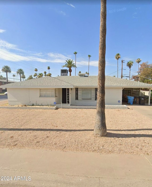 single story home with a carport