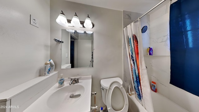 full bathroom featuring shower / tub combo with curtain, vanity, and toilet