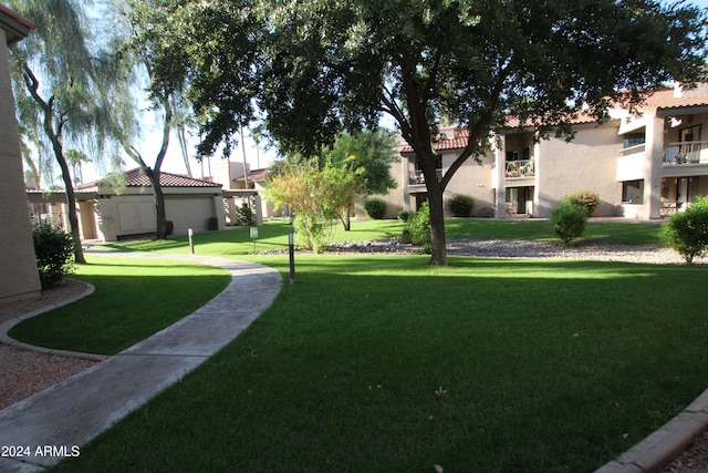 9450 N 95th St Unit 219, Scottsdale, AZ 85258 - view of community featuring a lawn