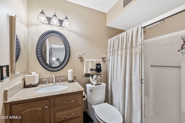 full bath with toilet, visible vents, a shower with shower curtain, and vanity