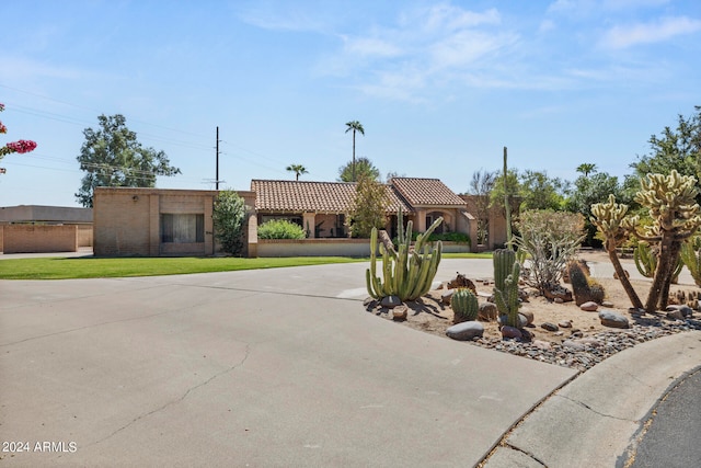 view of front of property featuring a front yard