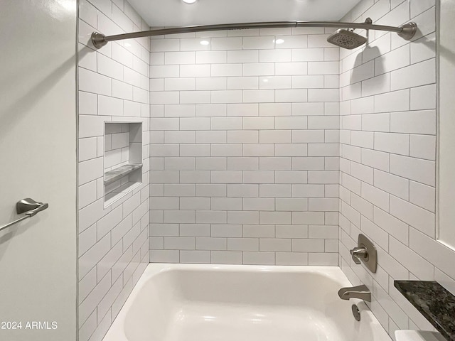 bathroom with tiled shower / bath combo