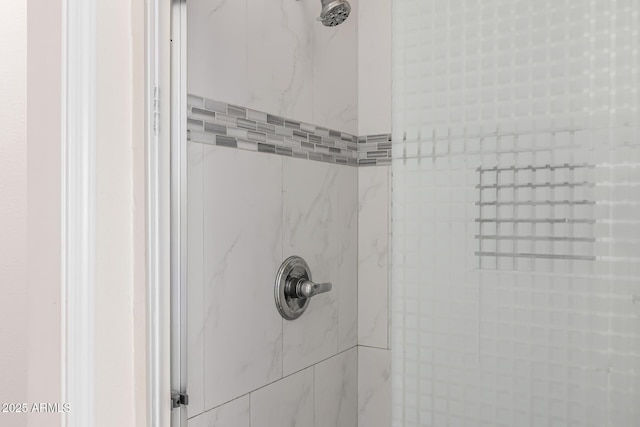 room details featuring tiled shower