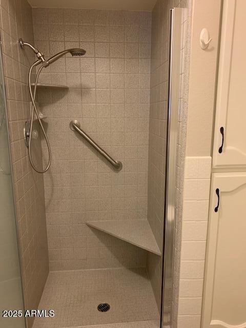 bathroom featuring a tile shower