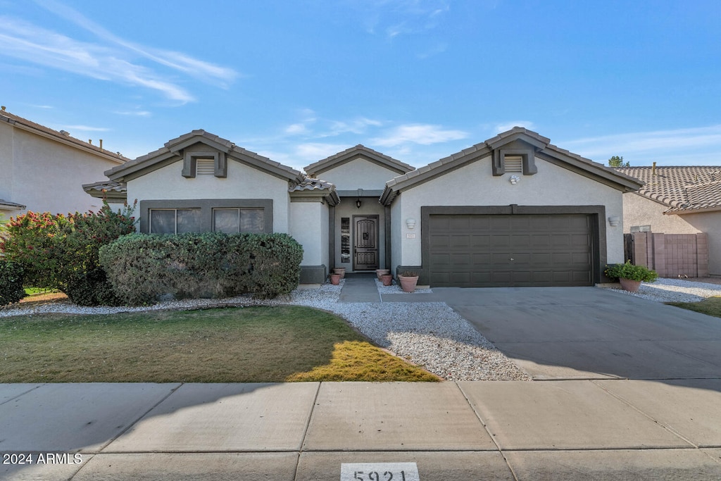 view of front facade featuring a garage and a front lawn