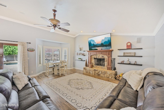 living area featuring crown molding, a ceiling fan, wood finished floors, baseboards, and recessed lighting