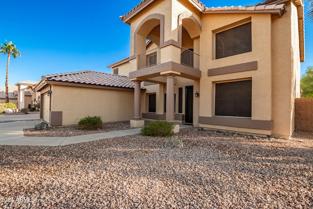 view of front of property featuring a balcony