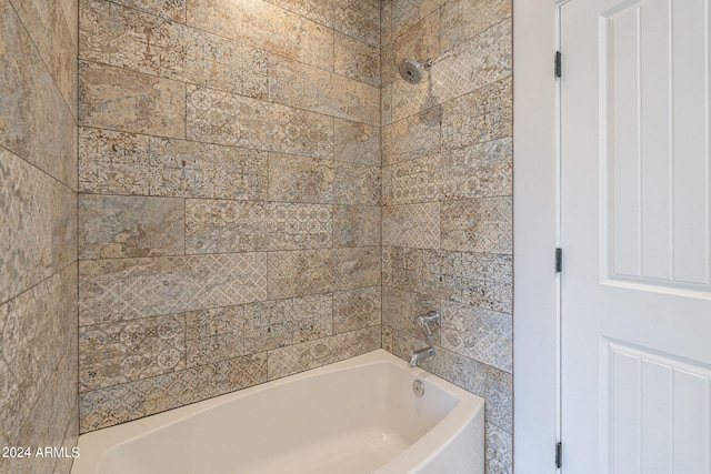 bathroom featuring tiled shower / bath combo