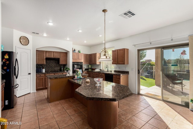 654 E Taylor Trl, San Tan Valley, AZ 85143 - kitchen featuring black appliances, a kitchen island, a sink, backsplash, and recessed lighting
