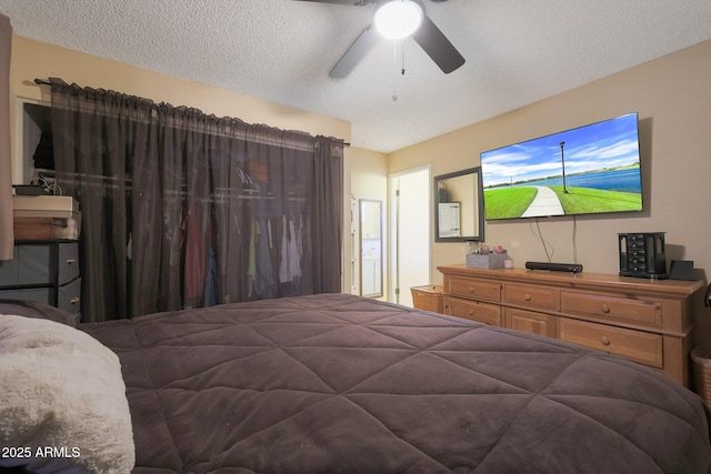 bedroom featuring ceiling fan and a textured ceiling