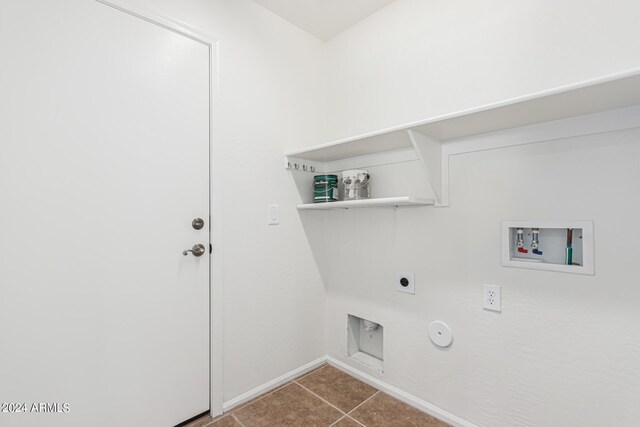 2268 S 162nd Ln, Goodyear, AZ 85338 - laundry area featuring laundry area, hookup for a washing machine, baseboards, tile patterned flooring, and gas dryer hookup