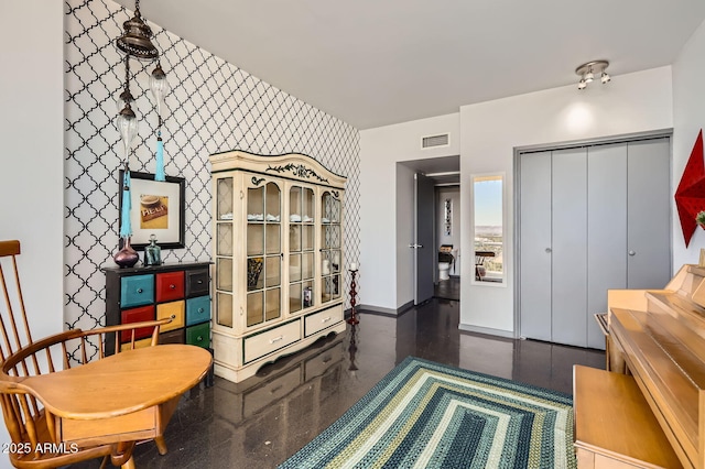 207 W Clarendon Ave Unit G18, Phoenix, AZ 85013 - living area featuring an accent wall, baseboards, and wallpapered walls