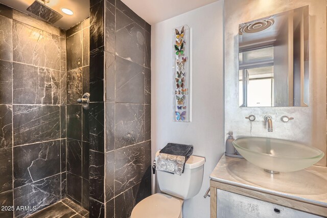 207 W Clarendon Ave Unit G18, Phoenix, AZ 85013 - full bathroom with a tile shower, toilet, and vanity