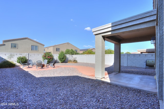 view of yard featuring a patio