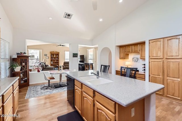 kitchen with dishwasher, sink, a kitchen island with sink, ceiling fan, and light hardwood / wood-style floors