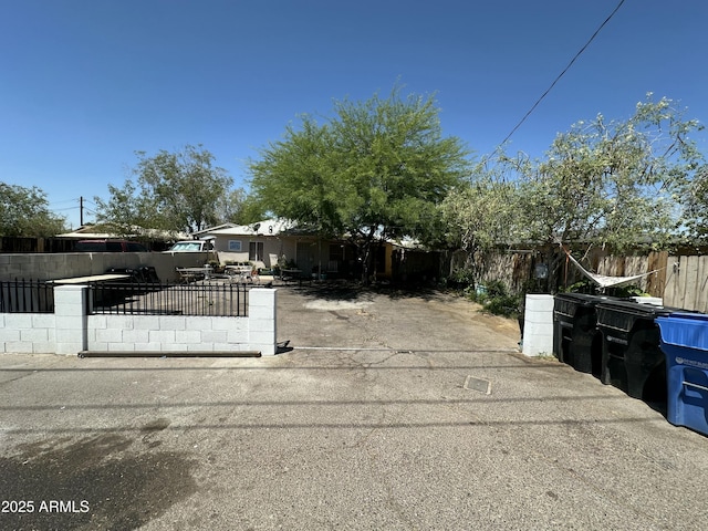 2020 N 20th St Frnt, Frnt, Phoenix, AZ 85006 - view of front of home featuring a fenced front yard