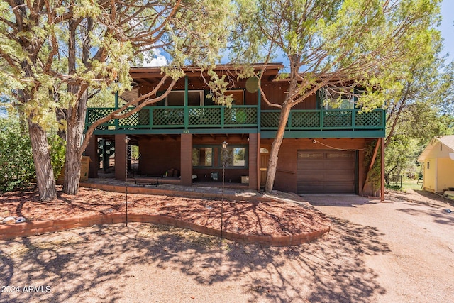 view of front of house featuring an attached garage and dirt driveway