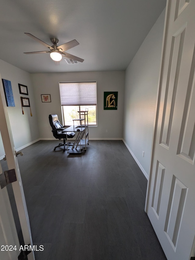 sitting room featuring ceiling fan