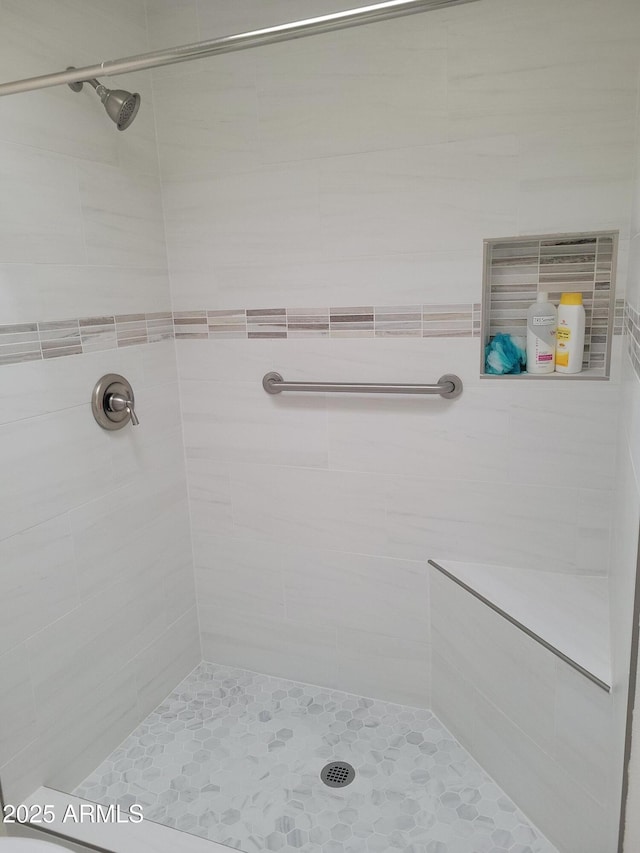 bathroom featuring tiled shower