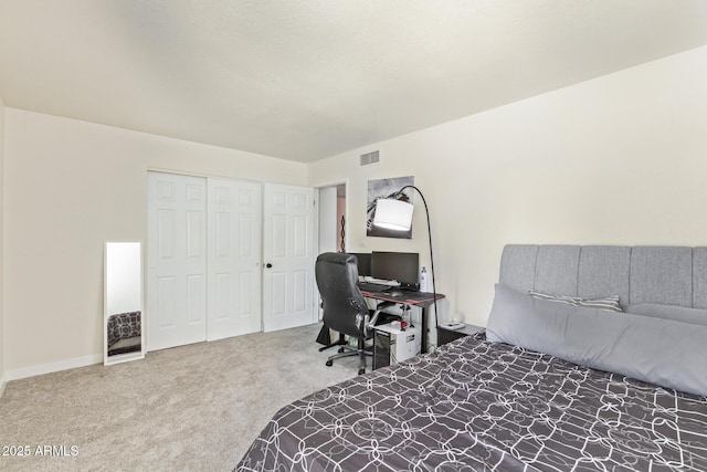 bedroom featuring carpet flooring and a closet