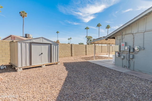 view of yard with a shed