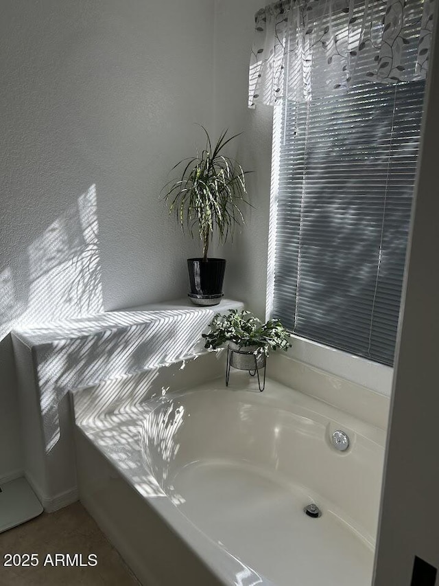 8981 W Tuckey Ln, Glendale, AZ 85305 - bathroom featuring a bath