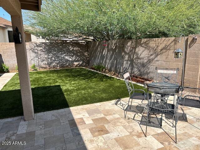 8981 W Tuckey Ln, Glendale, AZ 85305 - view of yard featuring a patio and outdoor dining area
