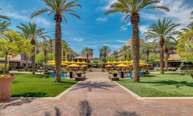 8981 W Tuckey Ln, Glendale, AZ 85305 - surrounding community with a lawn