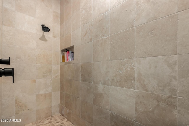 bathroom featuring a tile shower