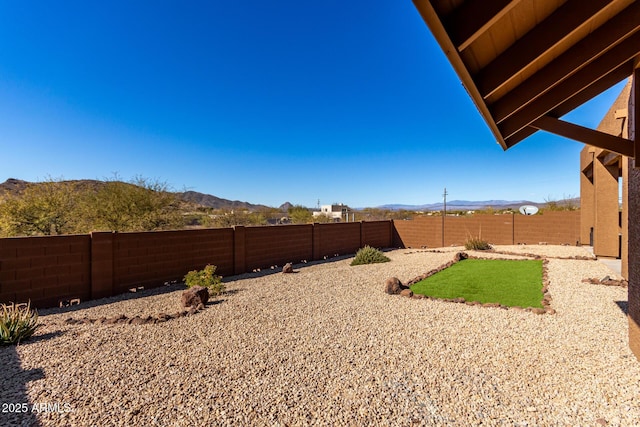 view of yard with a mountain view