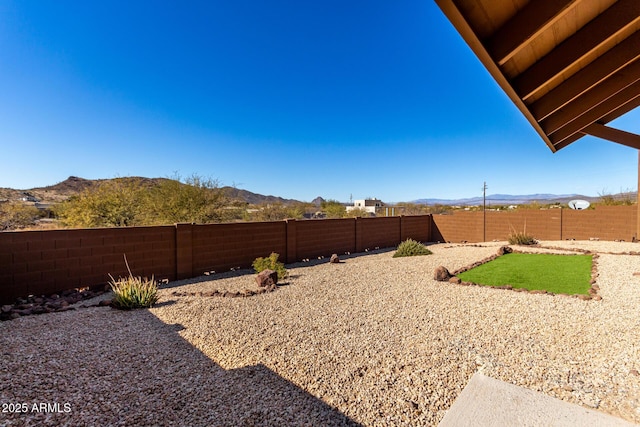 view of yard featuring a mountain view