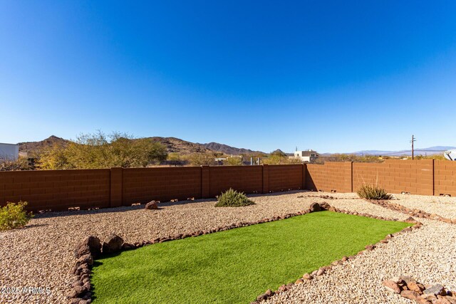 view of yard featuring a mountain view