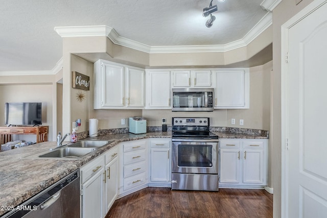 869 W Shellfish Dr, Gilbert, AZ 85233 - kitchen featuring stainless steel appliances, a sink, dark wood-type flooring, crown molding, and white cabinetry