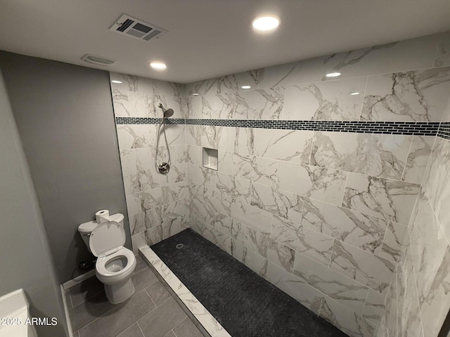 5042 S 22nd St, Phoenix, AZ 85040 - full bath featuring toilet, tiled shower, and recessed lighting