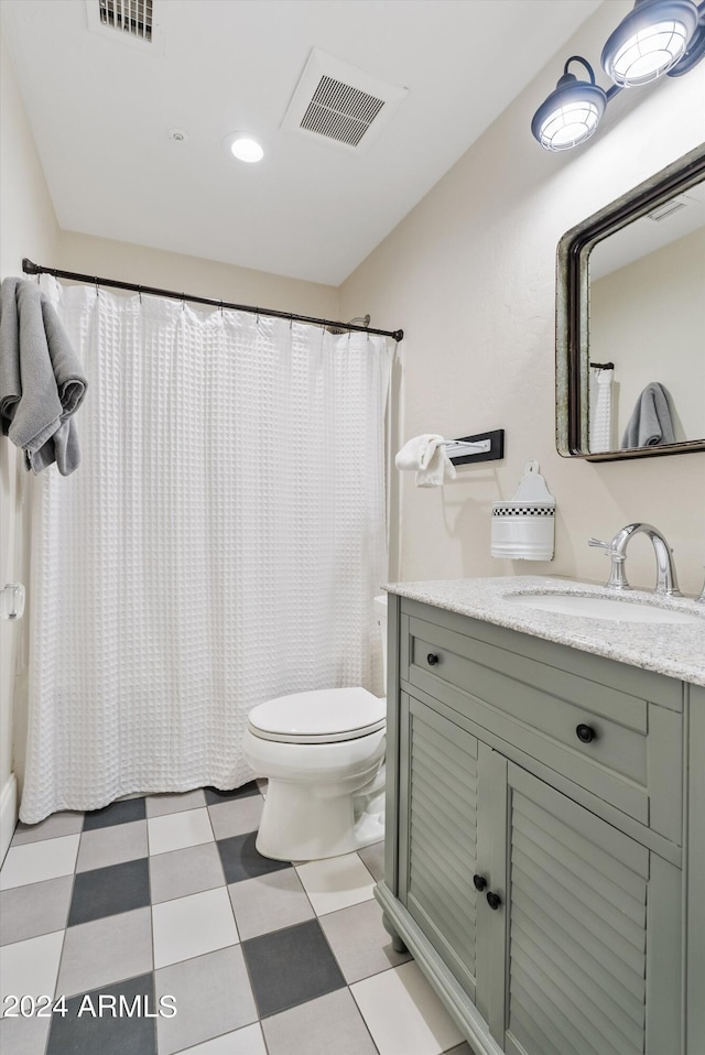 bathroom with toilet, a shower with curtain, and vanity