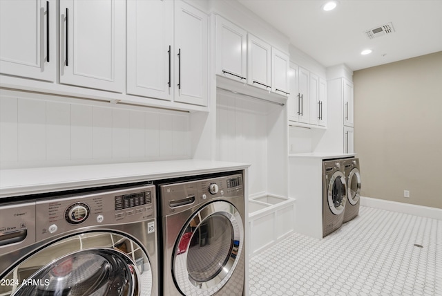 laundry room with cabinets and independent washer and dryer