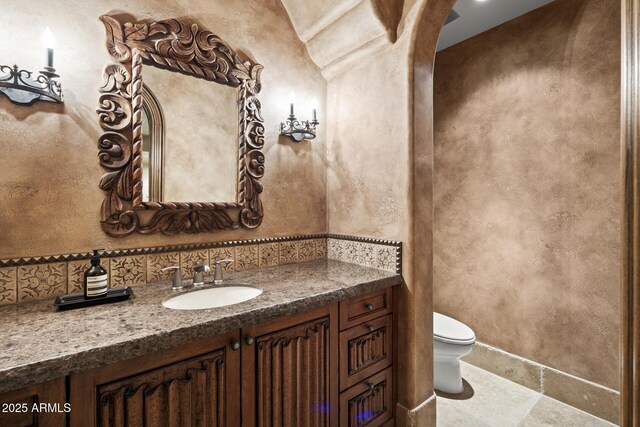 6852 E Fanfol Dr, Paradise Valley, AZ 85253 - half bath with baseboards, toilet, vanity, and a textured wall