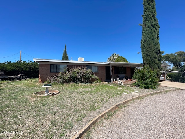 ranch-style house featuring a front lawn