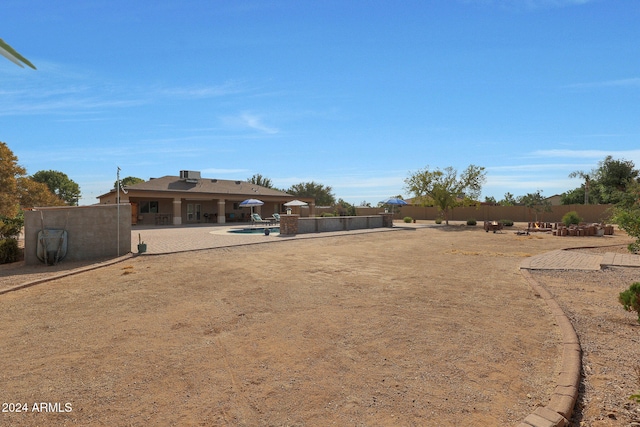 view of yard featuring a patio