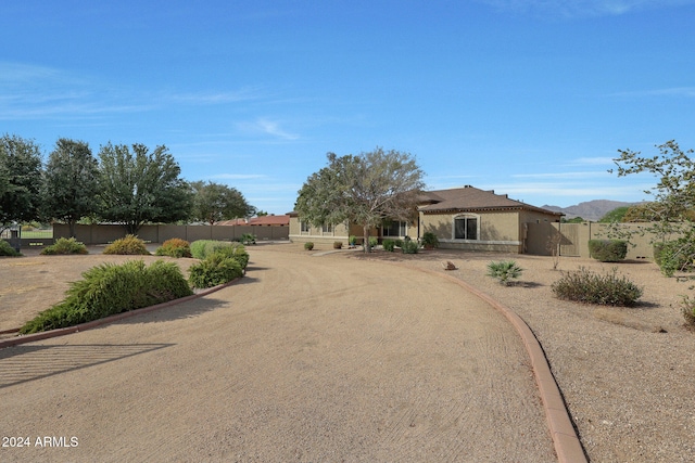 view of front of property featuring a mountain view