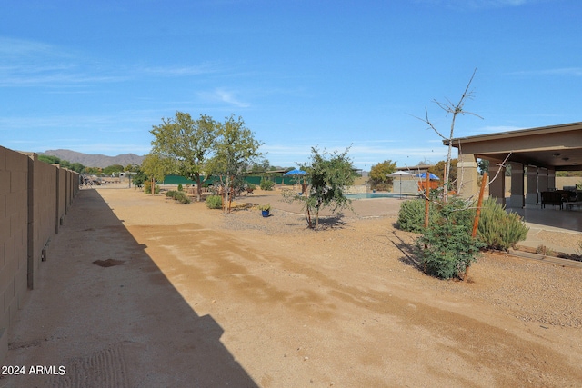 view of yard with a mountain view