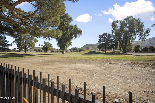 view of yard featuring a mountain view