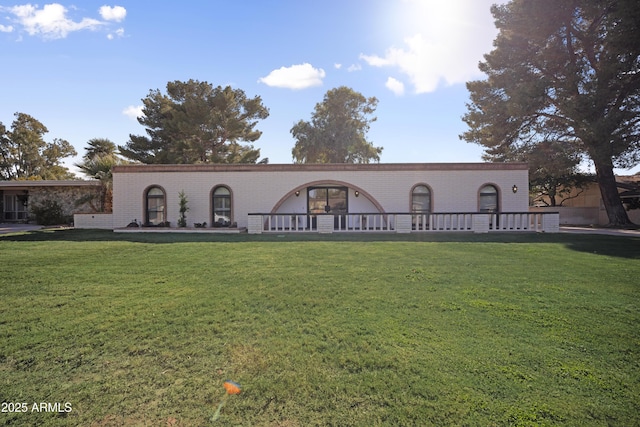 view of front facade with a front lawn