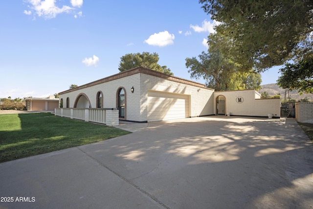 view of front of house with a front lawn