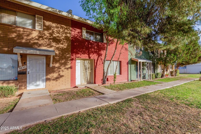 multi unit property featuring a front yard